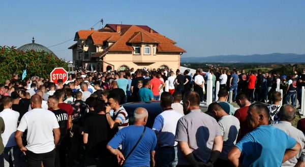 14.08.2023., Gradacac / Mionica - Sprovod brutalno ubijene Nizame Hecimovic. Dzenaza je sluzena ispred kuce ozaloscenih, a nakon toga ukop na groblju kod dzamije u Mionici. Njezin partner ubio ju je vatrenim oruzjem, te potom ubio i ranio vise ljudi. Ubostvo je prenosio uzivo na instagramu, a potom izvrsio samoubojstvo. Photo: Ivica Galovic/PIXSELL