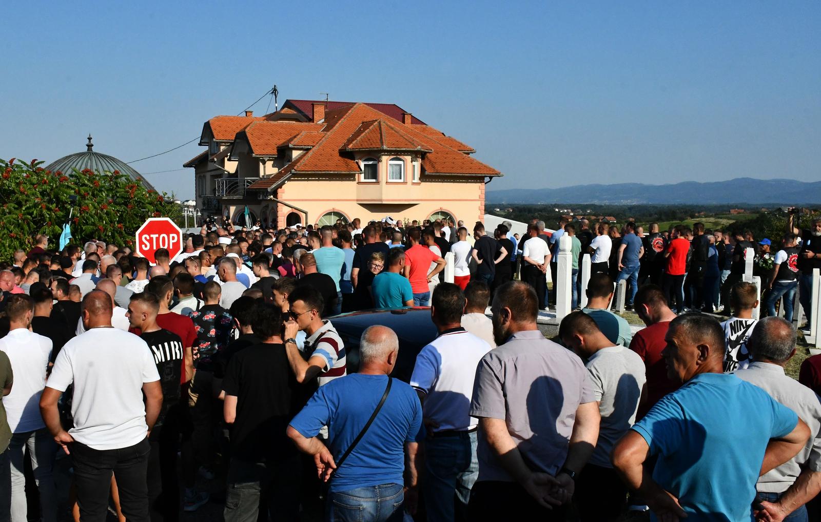 14.08.2023., Gradacac / Mionica - Sprovod brutalno ubijene Nizame Hecimovic. Dzenaza je sluzena ispred kuce ozaloscenih, a nakon toga ukop na groblju kod dzamije u Mionici. Njezin partner ubio ju je vatrenim oruzjem, te potom ubio i ranio vise ljudi. Ubostvo je prenosio uzivo na instagramu, a potom izvrsio samoubojstvo. Photo: Ivica Galovic/PIXSELL