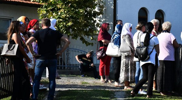 14.08.2023., Gradacac / Mionica - Sprovod brutalno ubijene Nizame Hecimovic. Dzenaza je sluzena ispred kuce ozaloscenih, a nakon toga ukop na groblju kod dzamije u Mionici. Njezin partner ubio ju je vatrenim oruzjem, te potom ubio i ranio vise ljudi. Ubostvo je prenosio uzivo na instagramu, a potom izvrsio samoubojstvo. Photo: Ivica Galovic/PIXSELL