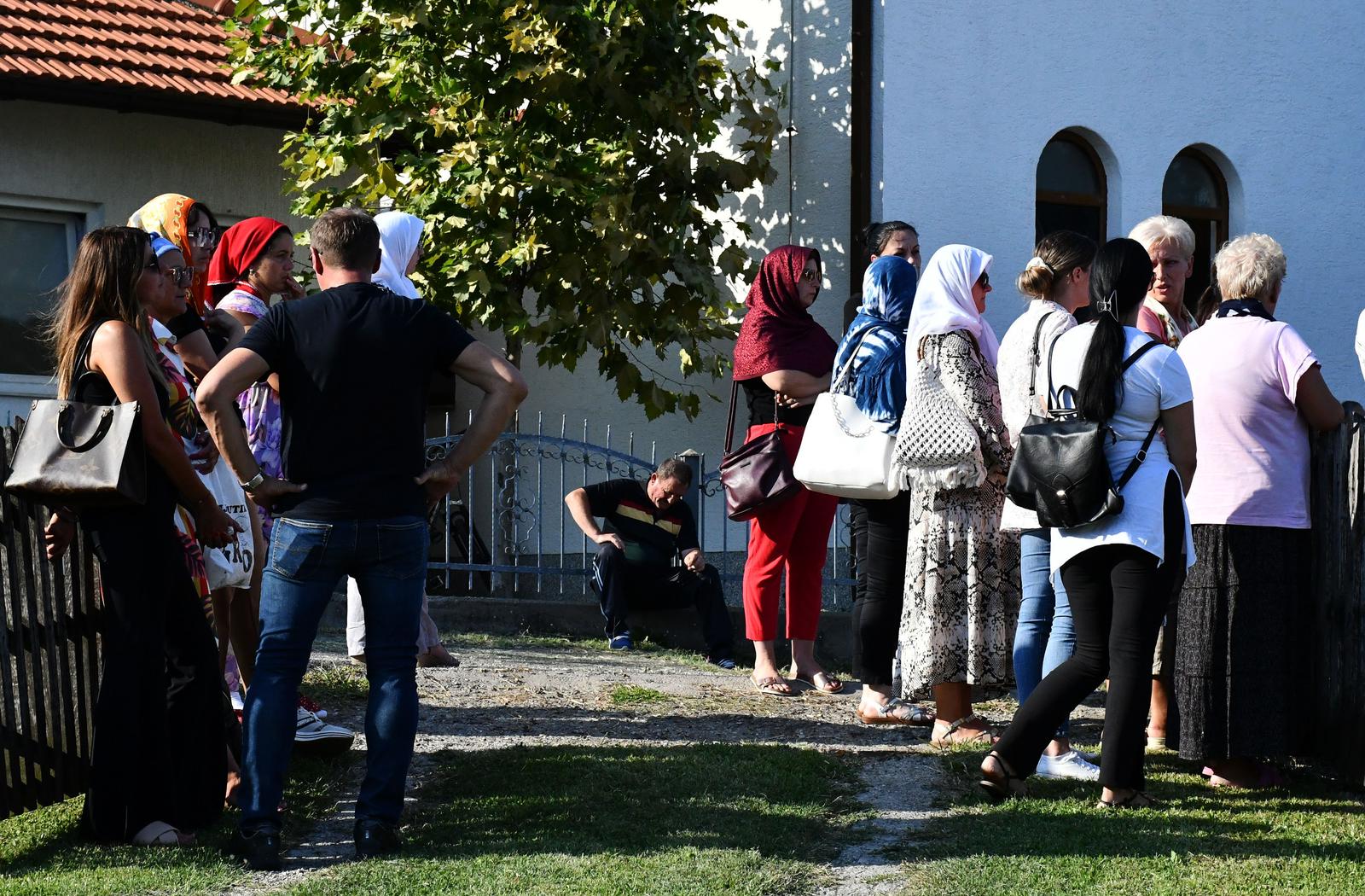 14.08.2023., Gradacac / Mionica - Sprovod brutalno ubijene Nizame Hecimovic. Dzenaza je sluzena ispred kuce ozaloscenih, a nakon toga ukop na groblju kod dzamije u Mionici. Njezin partner ubio ju je vatrenim oruzjem, te potom ubio i ranio vise ljudi. Ubostvo je prenosio uzivo na instagramu, a potom izvrsio samoubojstvo. Photo: Ivica Galovic/PIXSELL