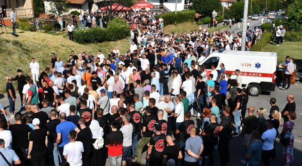 14.08.2023., Gradacac / Mionica - Sprovod brutalno ubijene Nizame Hecimovic. Dzenaza je sluzena ispred kuce ozaloscenih, a nakon toga ukop na groblju kod dzamije u Mionici. Njezin partner ubio ju je vatrenim oruzjem, te potom ubio i ranio vise ljudi. Ubostvo je prenosio uzivo na instagramu, a potom izvrsio samoubojstvo. Photo: Ivica Galovic/PIXSELL