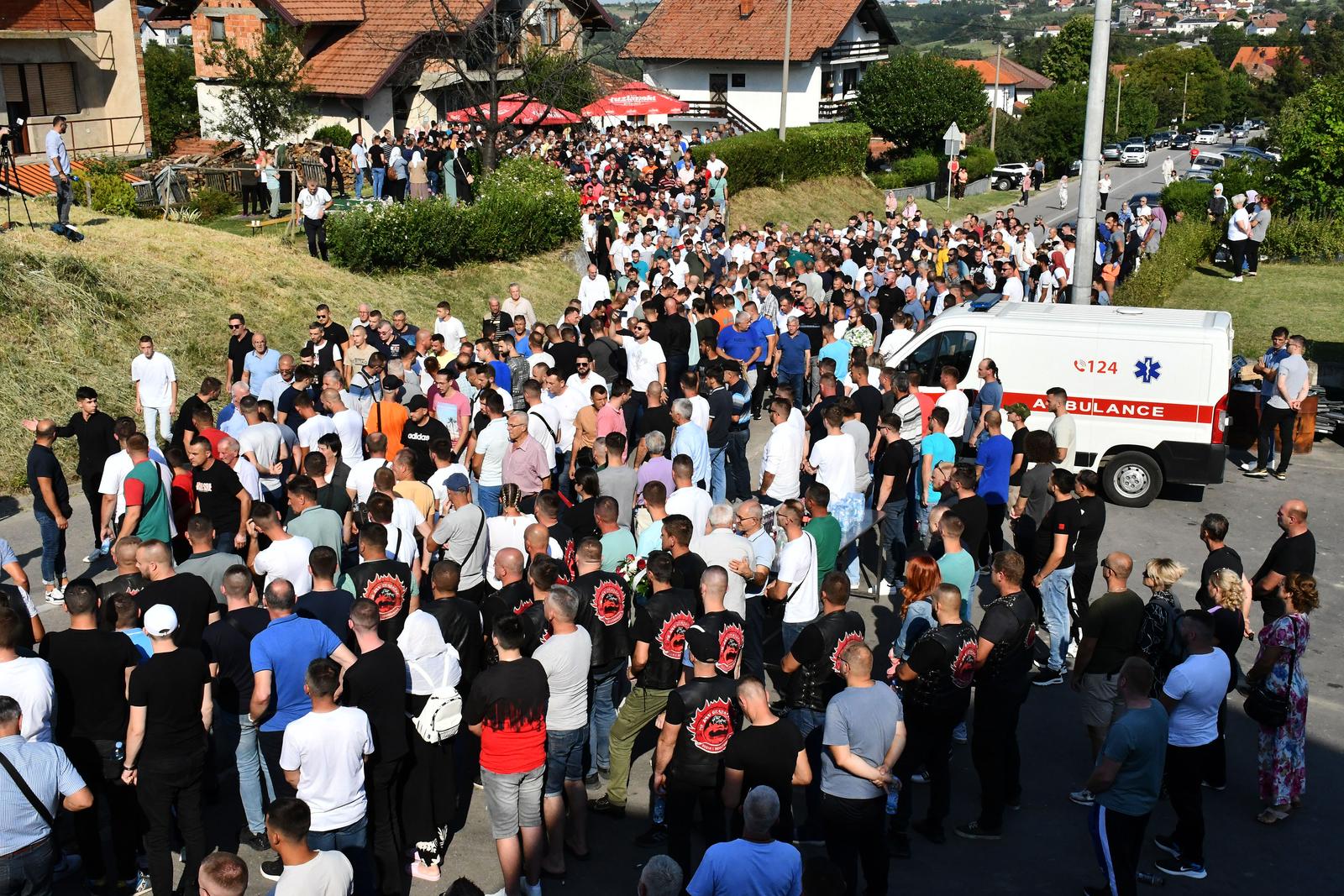 14.08.2023., Gradacac / Mionica - Sprovod brutalno ubijene Nizame Hecimovic. Dzenaza je sluzena ispred kuce ozaloscenih, a nakon toga ukop na groblju kod dzamije u Mionici. Njezin partner ubio ju je vatrenim oruzjem, te potom ubio i ranio vise ljudi. Ubostvo je prenosio uzivo na instagramu, a potom izvrsio samoubojstvo. Photo: Ivica Galovic/PIXSELL