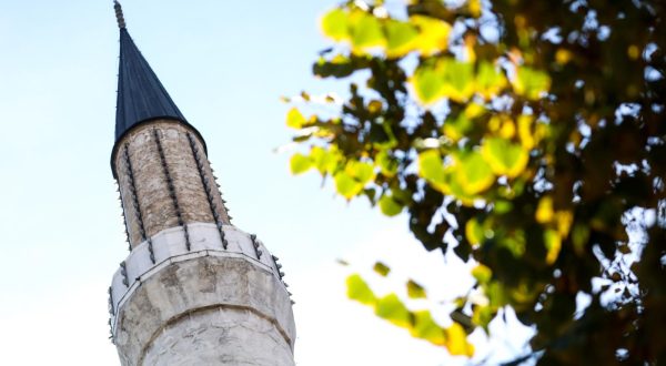 14.10.2019., Sarajevo, Bosna i Hercegovina - Gazi Husrev-begova dzamija, takodjer poznata kao i Begova dzamija je izgradjena 1530. godine u Sarajevu i smatra se kao jedna od najvaznijih dzamija u Bosni i Hercegovini i na Balkanu. Dzamiju je sagradio arhitekt Ajem Esir Ali pod pokroviteljstvom Gazi Husrev-bega, koji je takodjer financirao istovjetnu ddamiju (Husreviye dzamija) u Alepu (Sirija) izmedju 1531. i 1534.rPhoto: Armin Durgut/PIXSELL