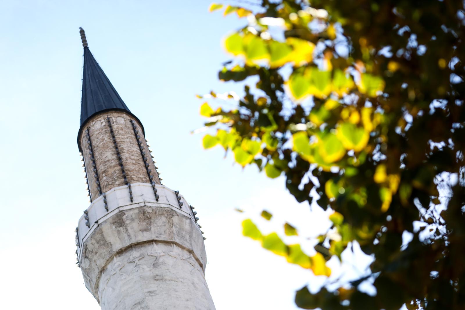 14.10.2019., Sarajevo, Bosna i Hercegovina - Gazi Husrev-begova dzamija, takodjer poznata kao i Begova dzamija je izgradjena 1530. godine u Sarajevu i smatra se kao jedna od najvaznijih dzamija u Bosni i Hercegovini i na Balkanu. Dzamiju je sagradio arhitekt Ajem Esir Ali pod pokroviteljstvom Gazi Husrev-bega, koji je takodjer financirao istovjetnu ddamiju (Husreviye dzamija) u Alepu (Sirija) izmedju 1531. i 1534.rPhoto: Armin Durgut/PIXSELL