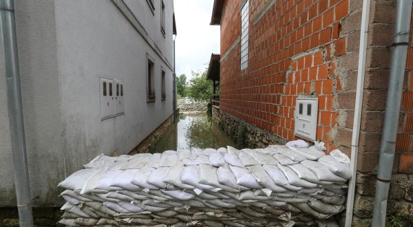 15.05.2023.,Hrvatska Kostajnica, porast vodostaja rijeke Une kod Hrvatska Kostajnice. Problema je sve vise i u prometu izmedju Hrvatske Kostajnice i Dvora, jer je voda veæ na kolniku drzavne ceste 47. Najkriticnije je kod mjesta Kuljani, Golubovac i Uncani, gdje se zbog vode vozi usporeno, ali prijeti i potpuni prekid prometa. U samom gradu u stanju su pripreme za vodeni val te se postavljaju vrece s pijeskom.
L     Photo: Robert Anic/PIXSELL