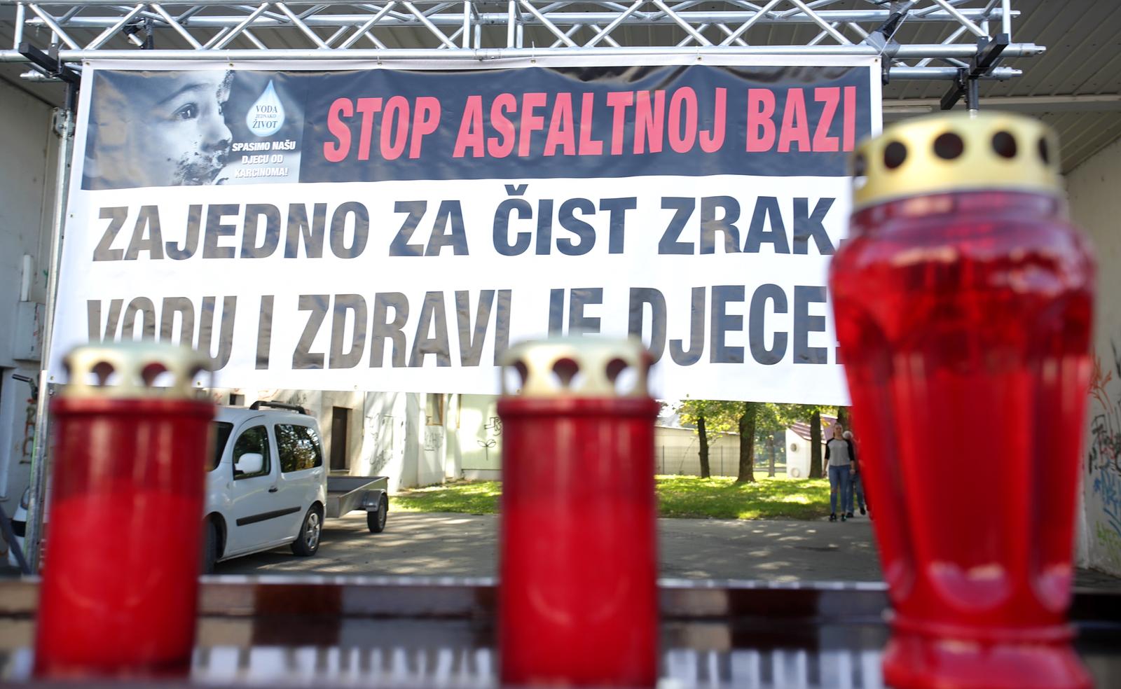 15.10.2017., Velika Gorica - Na Trgu Stjepana Radica odrzan je prosvjed protiv izgradnje asfaltne baze u neposrednoj blizini obiteljskih kuca i vodozastitnog podrucja u Donjoj Lomnici. "n Photo: Zarko Basic/PIXSELL