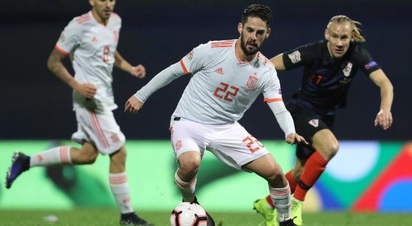 15.11.2018., stadion Maksimir, Zagreb - UEFA Liga nacija, Liga A, skupina 4, 3. kolo, Hrvatska - Spanjolska. Isco, Domagoj Vida. Photo: Igor Kralj/PIXSELL