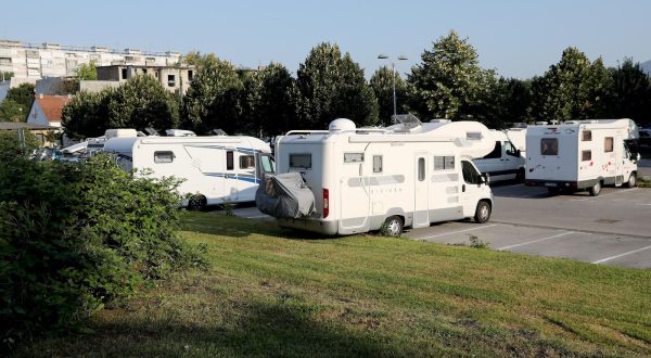 16.08.2023., Zagreb - Pakriraliste kod Paromlina mnogi strani kamperi uocili su kao mjesto za besplatno kampiranje u glavnom gradu . Photo: Patrik Macek/PIXSELL