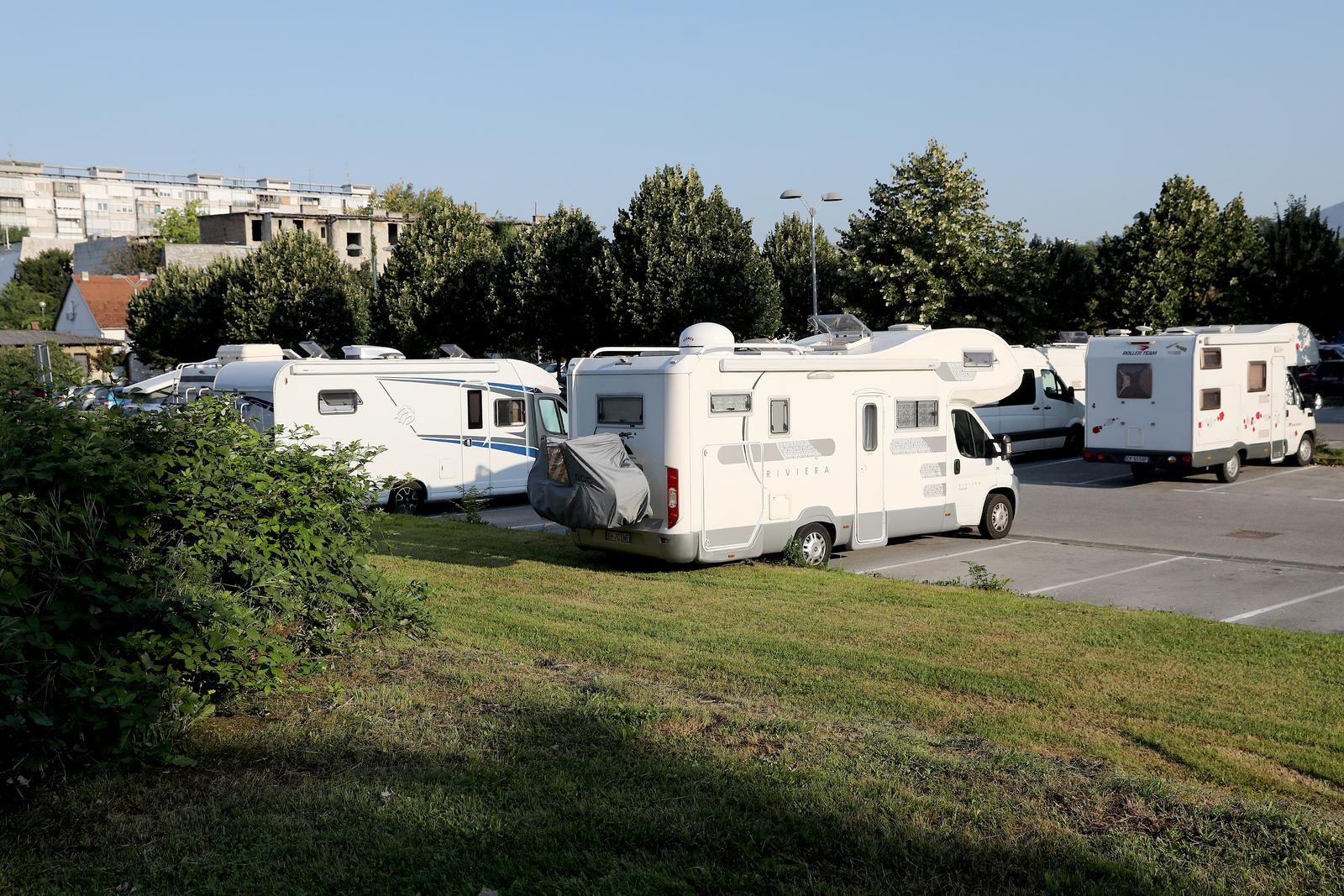 16.08.2023., Zagreb - Pakriraliste kod Paromlina mnogi strani kamperi uocili su kao mjesto za besplatno kampiranje u glavnom gradu . Photo: Patrik Macek/PIXSELL