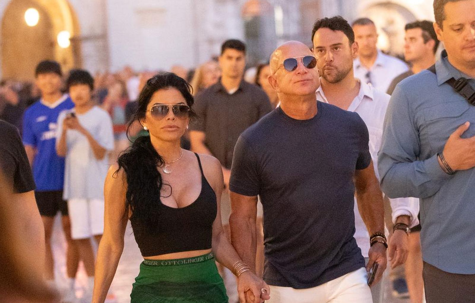 16.08.2023., Stradun, Dubrovnik - Osnivac Amazona Jeff Bezos i zarucnica Lauren Sanchez (53) u drustvu prijatelja uzivali u vecernjoj setnji Stradunom. Par vec neko vrijeme uzivaja na superjahti vrijednoj 500 milijuna dolara, a prije doslaska u Hrvatsku posjetili su Grcku i Italiju. Photo: Grgo Jelavic/PIXSELL
