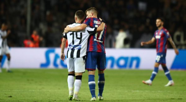 17.08.2023., Solun, Grcka - Uzvratni susret 3. pretkola UEFA Konferencijske lige, PAOK - Hajduk. Andrija Zivkovic, Dario Melnjak. Photo: VASILIS VERVERIDES/MOTION TEAM/PIXSELL