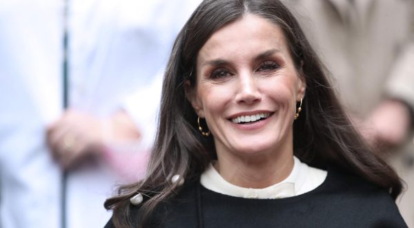 Kraljica poznata po tome kako "reciklira" svoje odjevne kombinacije danas nas je osvojila novim modnim odabirom. Avangardni kombinezon Terese Helbig, spanjolskog branda kojega cijene poznate aristokratkinje i hollywoodske zvijezde, podignula je tankim remenom. Od dodataka je jos odabrala odgovarajucu torbu Adolfo Dominguez i crne cizme Nina Ricci. Nausnice koje su posebno plijenile pozornost dar su Sanje Music Milanovic, a Hrvatima su poznate i kao Barbanski rancin. Njezin Karen Hallam prsten ni ovoga puta nije izostao. Photo: Sanjin Strukic/PIXSELL