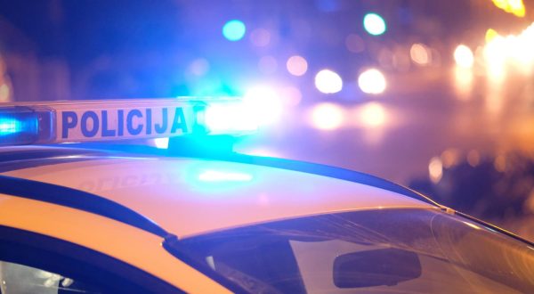18.1.2022., Zagreb - Prometna nesreca u kojoj je sudjelovalo osobno vozilo i motor dogodila se u Ulici Donje Svetice blizu krizanja s Branimirovom. Photo: Slaven Branislav Babic/PIXSELL