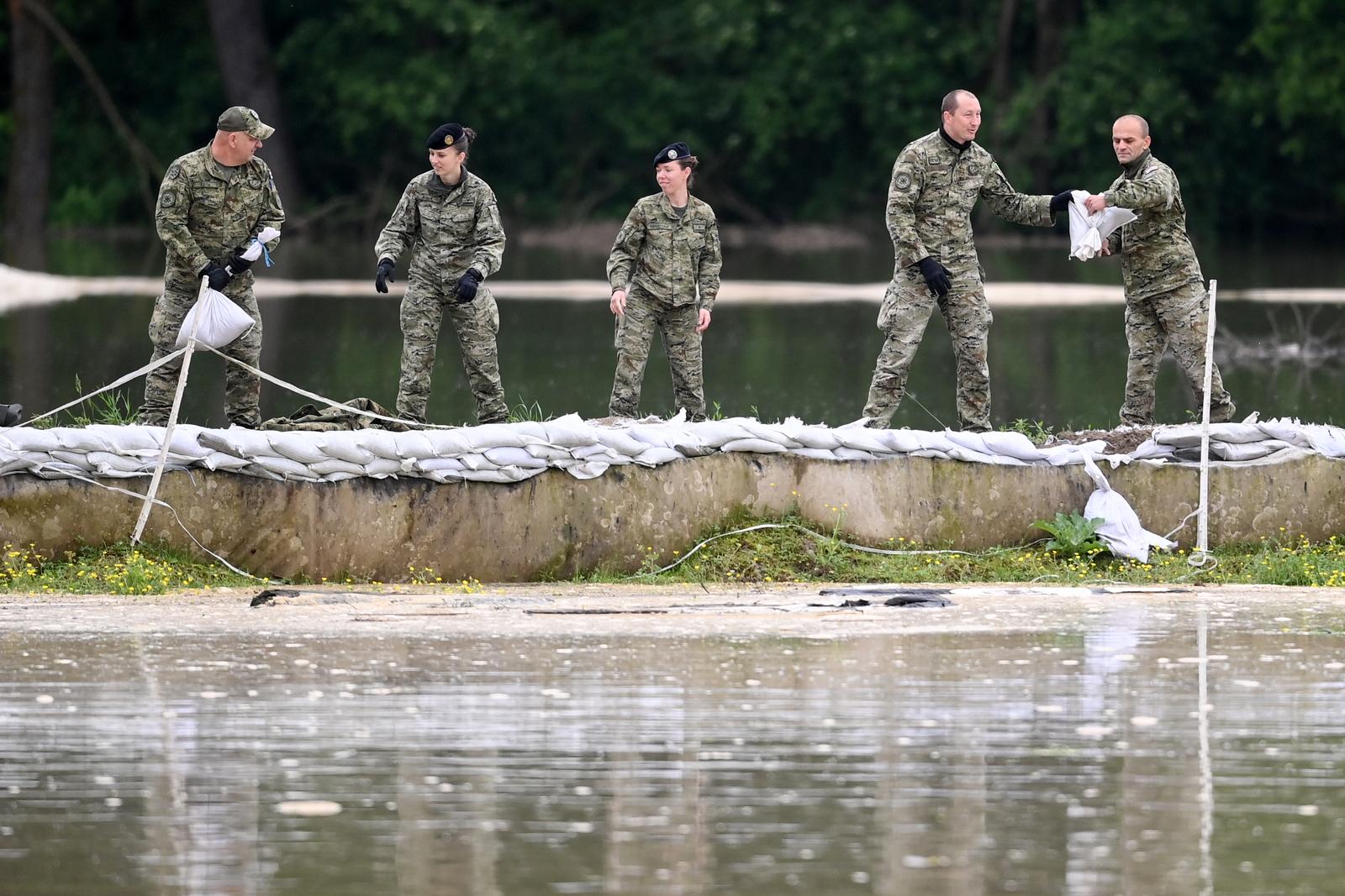 18.05.2023. Sisak - Uslijed puknuca nasipa poplavljena je udruga za terapijsko jahanje Kas. Konji su izvuceni na vrijeme, no unistene su stale i prostorije udruge. Photo: Igor Soban/PIXSELL