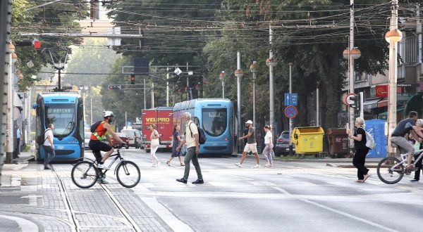 18.08.2023., Zagreb - Dio radova na zeljeznickom nadvoznjaku na Savskoj cesti, koji su uvjetovali iskljucenje napona na dijelu tramvajske mreze i preusmjeravanje tramvajskih linija, zavrsili su prije predvidjenog roka te od danas tramvajske linije 4, 9, 12, 13, 14 i 17 ponovno prometuju uobicajenim trasama. Photo: Patrik Macek/PIXSELL