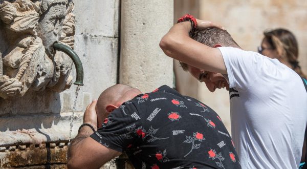 18.08.2023.,Stara gradska jezgra, Dubrovnik - Visoke temperature na jugu! Voda na fontanama i mjesta u hladu najtrazenija u gradu. Photo: Grgo Jelavic/PIXSELL