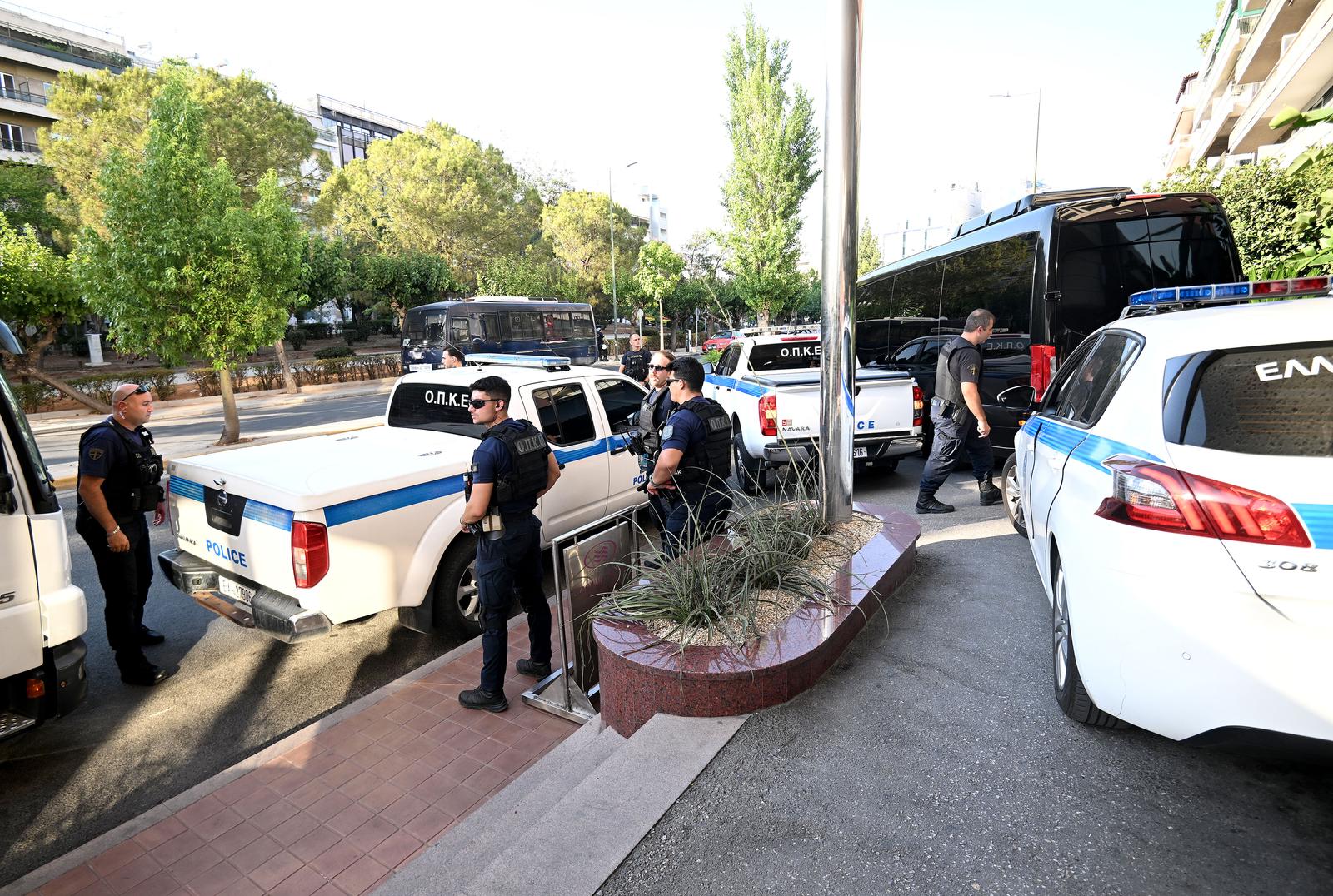 18.08.2023., Atena - Policija ispred hotela gdje su smjesteni igraci DInamo uoci sutrasnje uzvratne utakmice 3. pretkola Lige prvaka protiv AEK-a. Photo: Marko Lukunic/PIXSELL