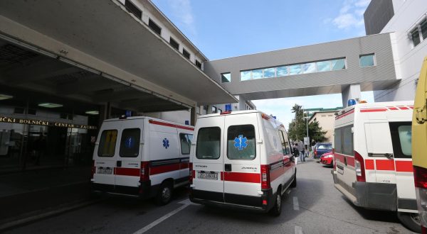 18.09.2013., Zagreb -  Odlukom Glavnog vijeca Hrvatskog strukovnog sindikata medicinskih sestara zapoceo je strajk koji ce trajati do ispunjenja zahtjeva. Sindikati traze potpisivanje novog kolektivnog ugovora, u kojem bi se uvazili njihovi zahtjevi da se svaki redovan rad duzi od 40 sati tjedno plati 50 posto vise, kao prekovremeni rad. rPhoto: Robert Anic/PIXSELL