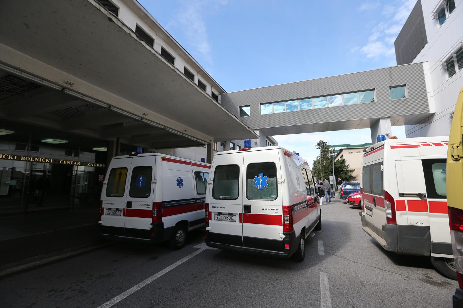 18.09.2013., Zagreb -  Odlukom Glavnog vijeca Hrvatskog strukovnog sindikata medicinskih sestara zapoceo je strajk koji ce trajati do ispunjenja zahtjeva. Sindikati traze potpisivanje novog kolektivnog ugovora, u kojem bi se uvazili njihovi zahtjevi da se svaki redovan rad duzi od 40 sati tjedno plati 50 posto vise, kao prekovremeni rad. rPhoto: Robert Anic/PIXSELL