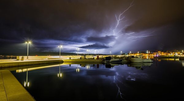 19.01.2023., Kastel Stari - Tijekom veceri sire splitsko podrucje zahvatilo je grmljavinsko nevrijeme. Photo: Zvonimir Barisin/PIXSELL