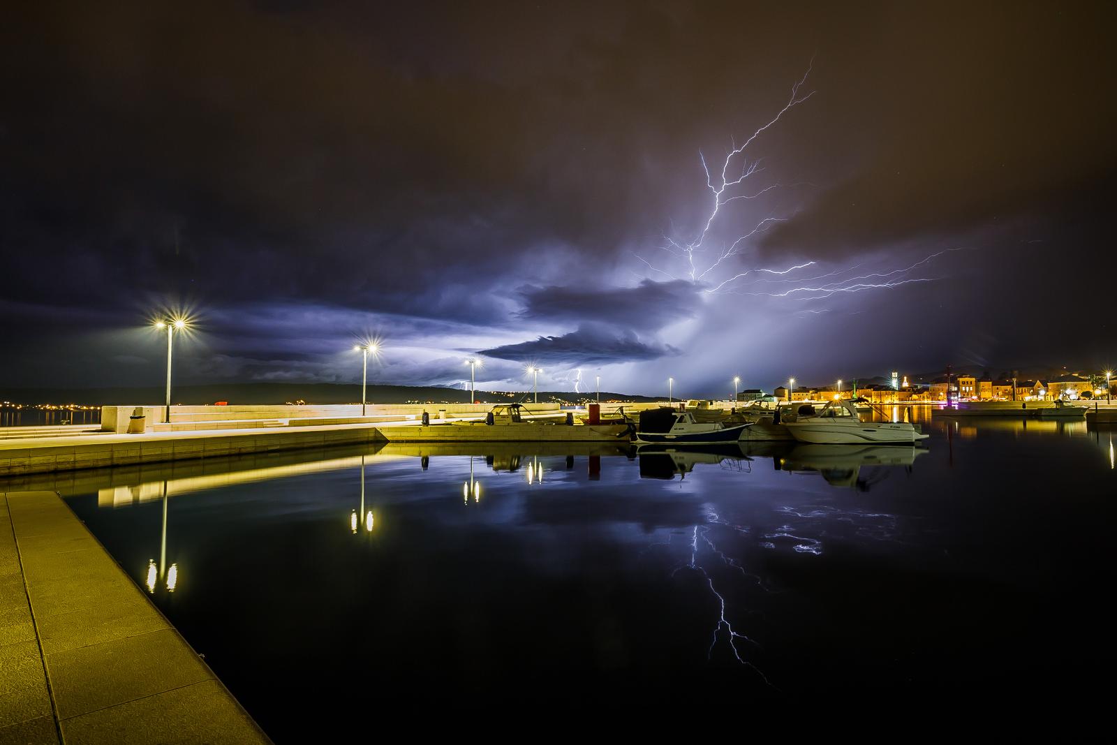 19.01.2023., Kastel Stari - Tijekom veceri sire splitsko podrucje zahvatilo je grmljavinsko nevrijeme. Photo: Zvonimir Barisin/PIXSELL