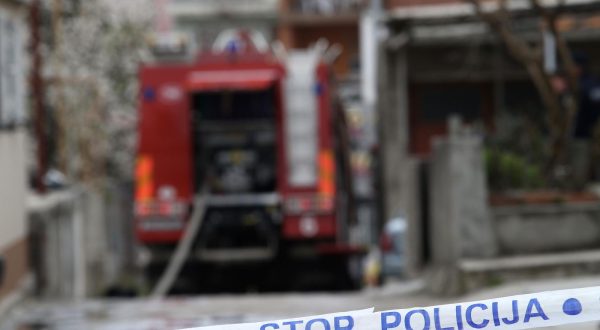 19.03.2019., Solin - Muskarac ozlijedjen u eksploziji plinske boce koja se oko 7 i 30 dogodila u Solinu. Nakon sto su pripadnici DVD Solin obavili posao policija obavlja ocevid nakon kojega ce se znati i detalji nesrece.r"nr"nPhoto: Ivo Cagalj/PIXSELL