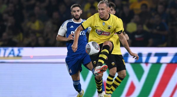 19.08.2023., Atena, Grcka - Utakmica 3. pretkola UEFA Lige prvaka, AEK - GNK Dinamo. Domagoj Vida Photo: Marko Lukunic/PIXSELL
