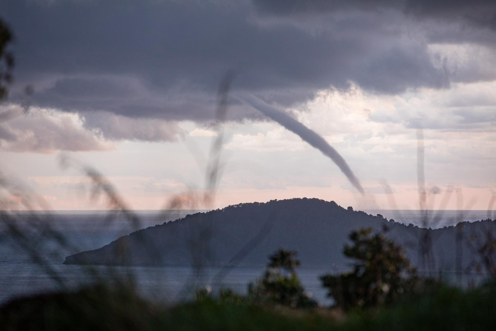 20.01.2021., Trsteno, Dubrovnik - Formiranje pijavica u blizini otoka Lopuda.rPhoto: Grgo Jelavic/PIXSELL