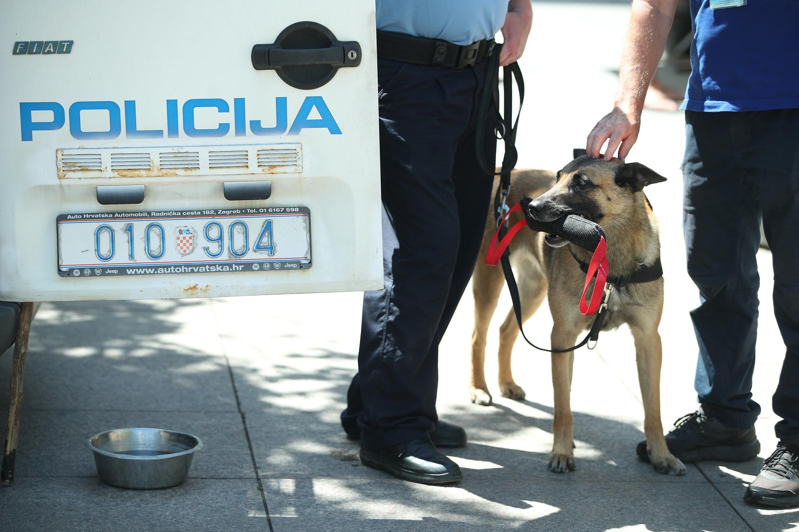 20.06.2022., Zagreb - Trg Petra Preradovica - Cvjetni trg. Dani otvorenih vrata Policijske akademije u Zagrebu. U sklopu manifestacije pripremljen je bogat program i pokazne vjezbe specijalne jedinice policije ATJ Lucko, takticko-navalno balisticko vozilo kao i demo timovi Policijske skole „Josip Jovic“, razna oprema i tehnika koju policija koristi u svakodnevnom poslu. Photo: Sanjin Strukic/PIXSELL