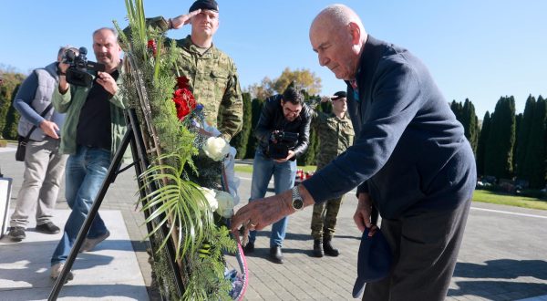 20.10.2022., Vukovar - Clanovi Vlade demokratskog jedinstva polozili su vijence i zapalili svijece na Memorijalnom groblju zrtava Domovinskog rata. Franjo Greguric Photo: Davor Javorovic/PIXSELL
