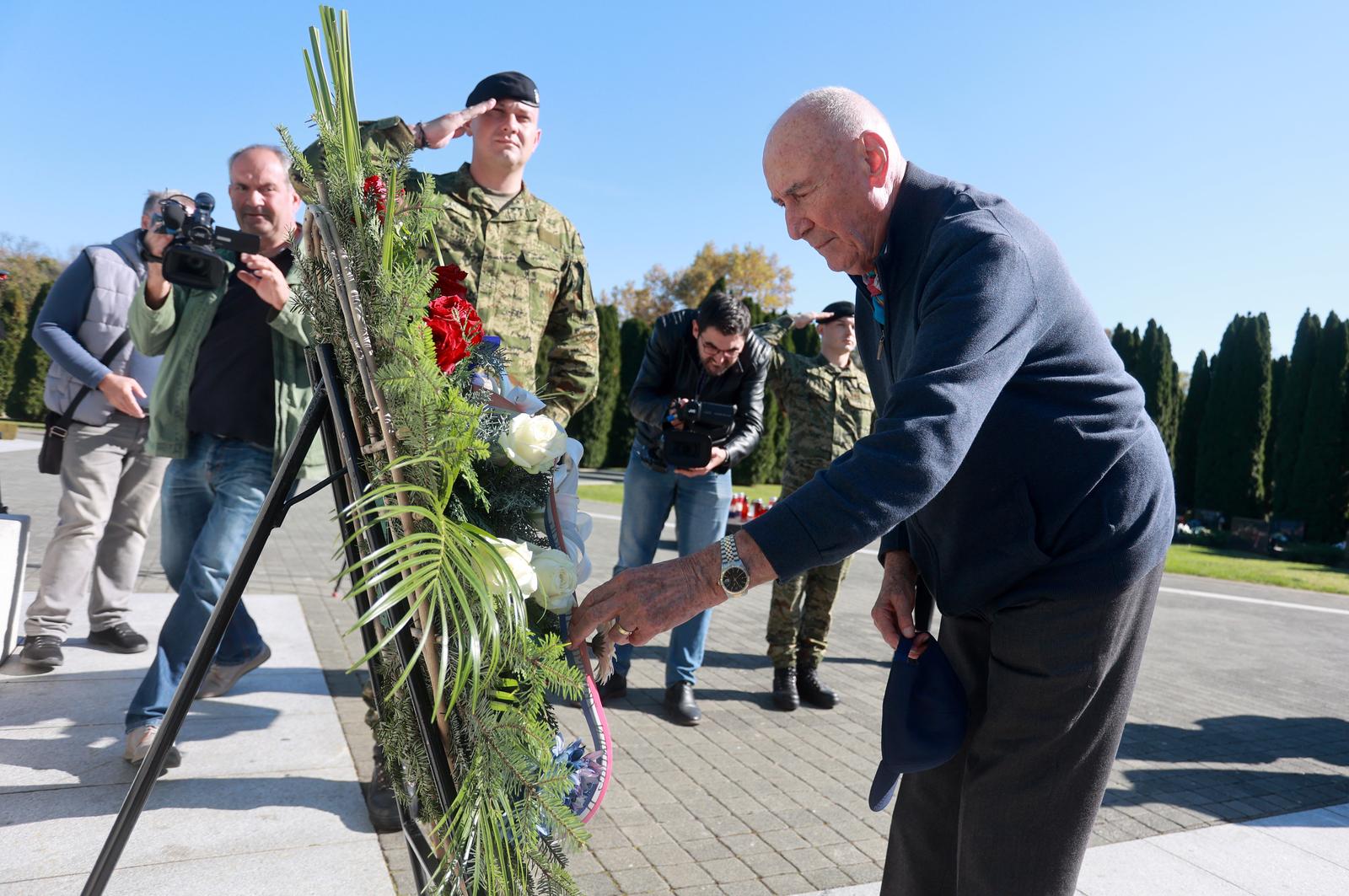 20.10.2022., Vukovar - Clanovi Vlade demokratskog jedinstva polozili su vijence i zapalili svijece na Memorijalnom groblju zrtava Domovinskog rata. Franjo Greguric Photo: Davor Javorovic/PIXSELL