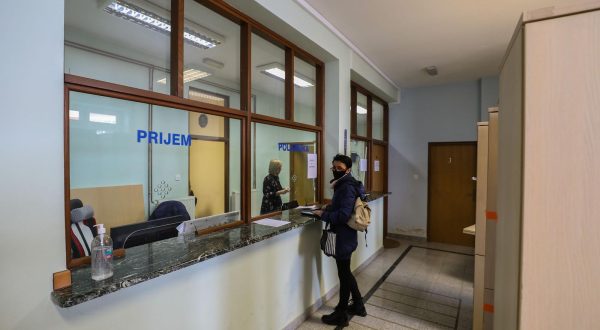 21.01.2021., Petrinja - U zgradi Poglavarstva otvoreni su salteri gdje gradjani Petrinje mogu prijaviti pretrpljenu stetu i zatraziti kontejner kao privremeni smjestaj.rPhoto: Jurica Galoic/PIXSELL