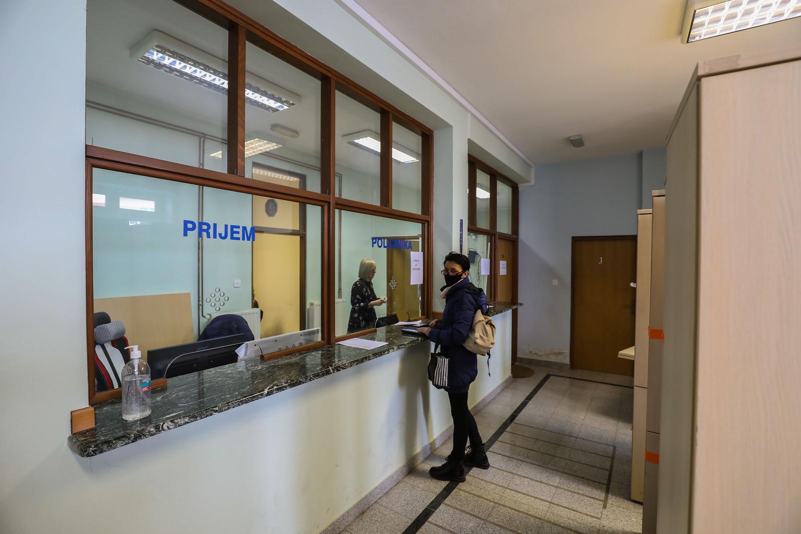 21.01.2021., Petrinja - U zgradi Poglavarstva otvoreni su salteri gdje gradjani Petrinje mogu prijaviti pretrpljenu stetu i zatraziti kontejner kao privremeni smjestaj.rPhoto: Jurica Galoic/PIXSELL