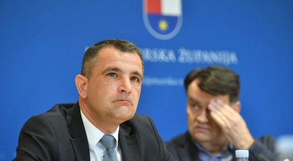 21.03.2023., Cakovec- Zupan Matija Posavec, predsjednik skupstine Dragutin Glavina, vijecnik Zeljko Pavlic te saborske zastupnice Boska Ban Vlahek i Andreja Maric reagirli na odluku da upravljacka prava nad Zupanijskom bolnicom Cakovec preuzima drzava. Matija Posavec.
   Photo: Vjeran Zganec Rogulja/PIXSELL