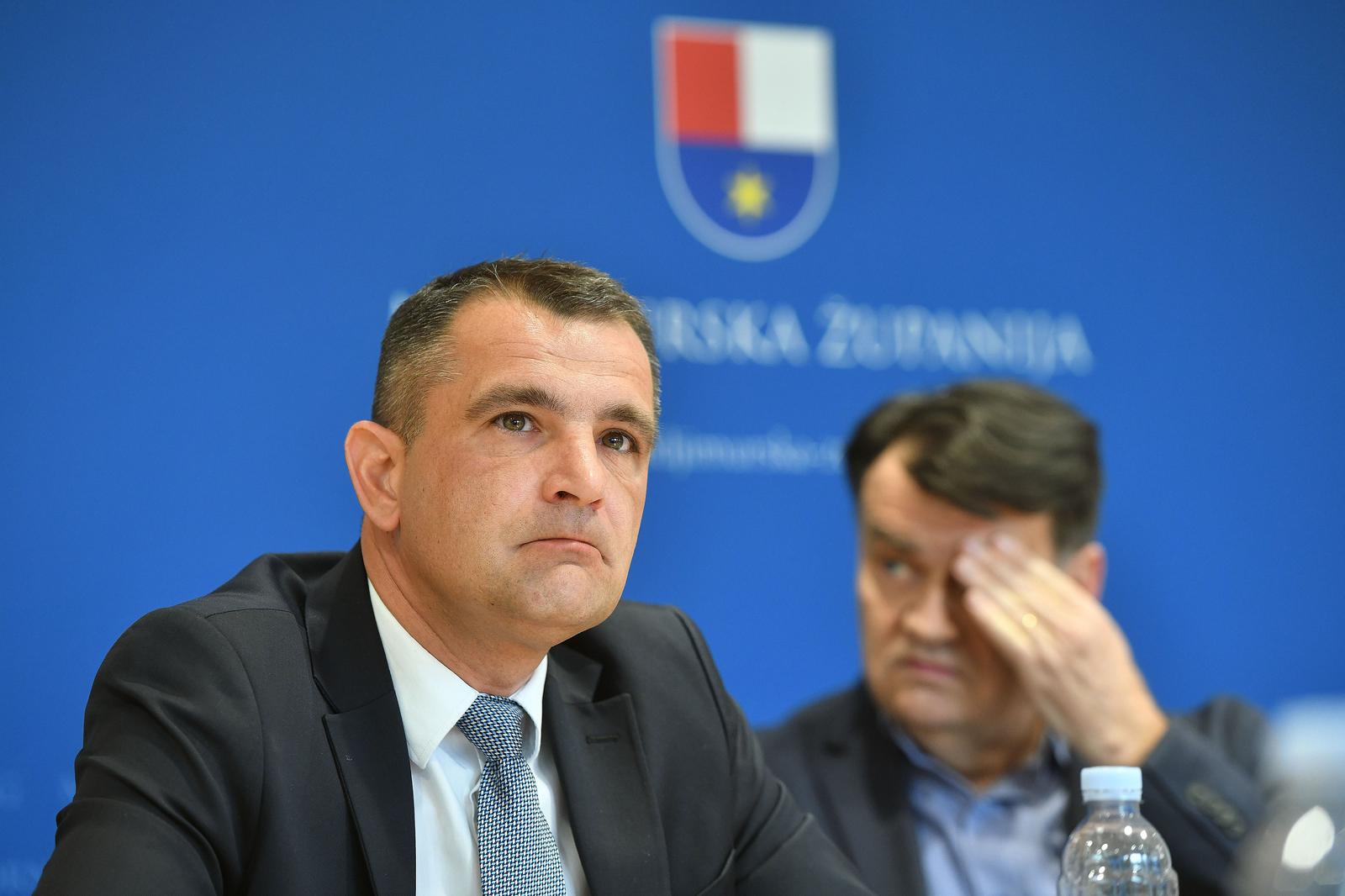 21.03.2023., Cakovec- Zupan Matija Posavec, predsjednik skupstine Dragutin Glavina, vijecnik Zeljko Pavlic te saborske zastupnice Boska Ban Vlahek i Andreja Maric reagirli na odluku da upravljacka prava nad Zupanijskom bolnicom Cakovec preuzima drzava. Matija Posavec.
   Photo: Vjeran Zganec Rogulja/PIXSELL