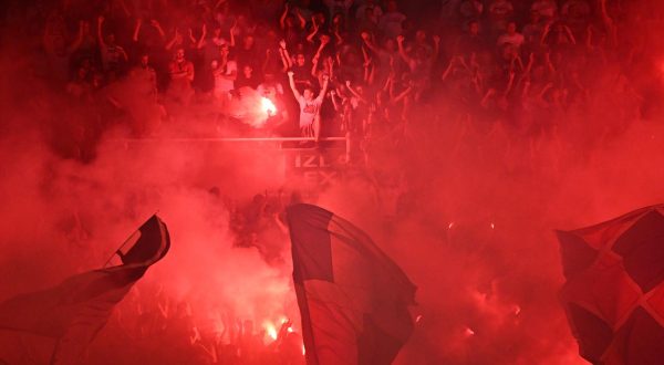21.08.2022., Split - Utakmica 6. kola SUPERSPORT HNL: Hajduk - Lokomotiva. Paljenje baklji tijekom utakmice.  Photo: Davor Puklavec/PIXSELL