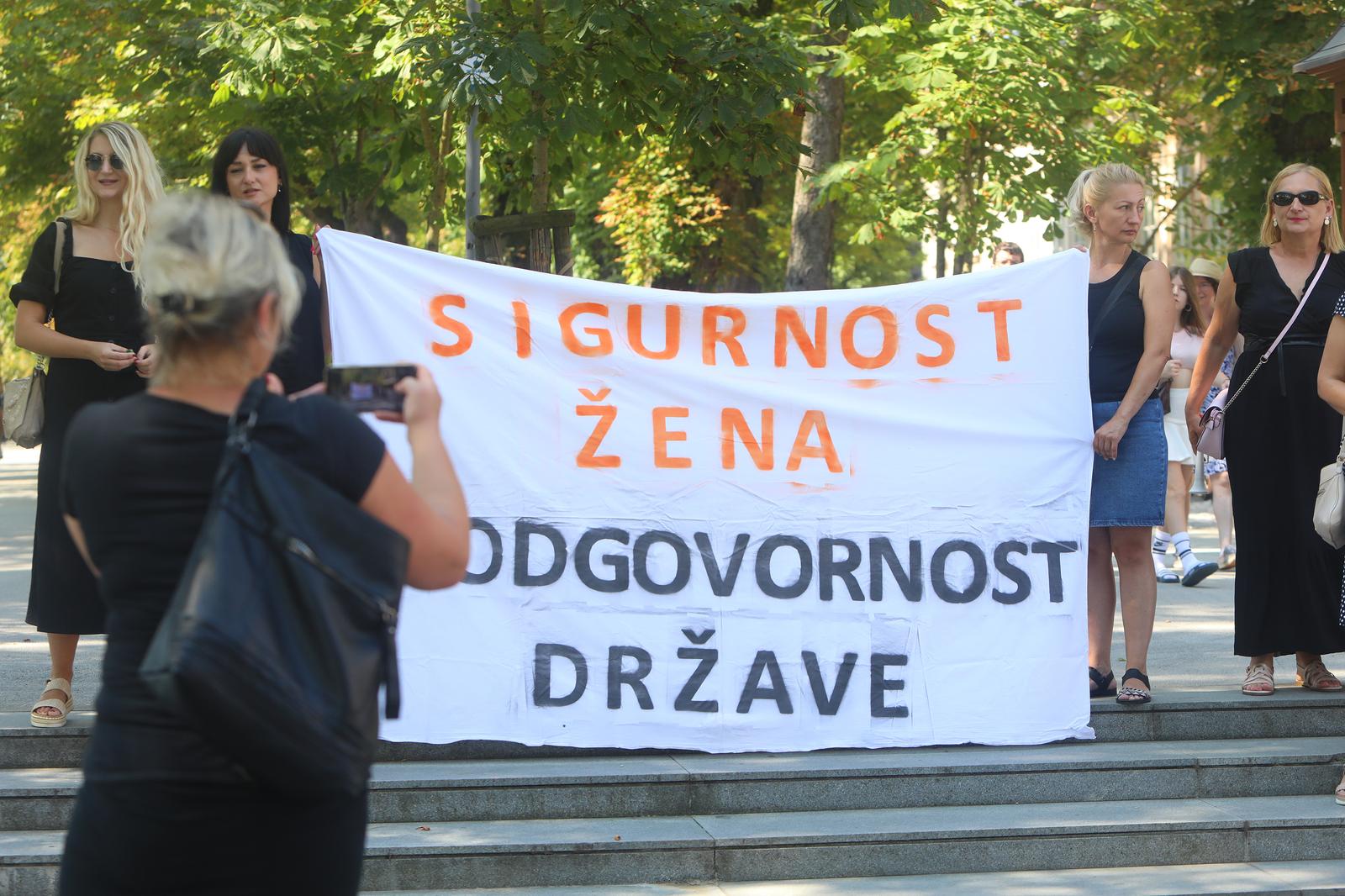 21.08.2023., Karlovac - Zenske organizacije i inicijative organizirale su javnu akciju Sigurnost zena je odgovornost drzave u 18 gradova u Hrvatskoj. Ovom akcijom zene ispracaju brutalno ubijenu Nizamu Hecimovic, a njeno ubojstvo pokazalo je jos jednom nefunkcioniranje sustava zastite zena od nasilja. Ovime se izrazava solidarnost sa zenama u Bosni i Hercegovini koje isto traze vecu djelotvornost u zastiti od nasilja. U Karlovcu je prosvjed organizirala zenska grupa Korak u cije ime su se obratile Monika Vlasic Dropulja i Sandra Turkanovic. Photo: Kristina Stedul Fabac/PIXSELL