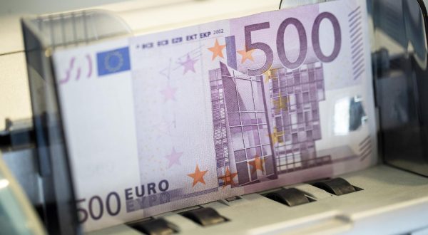 21.01.2022., Zagreb - Od 1. sijecnja 2023. godine, prema planu Vlade, platezno sredstvo u Hrvatskoj postat ce euro, a Hrvatska ce postati 20. clanica eurozone. Kuna ce time, nakon 28 godina koristenja, otici u povijest, dok ce hrvatski gradjani i sluzbeno postati korisnici eura. Ilustracija prelaska kune na euro. Photo: Igor Kralj/PIXSELL