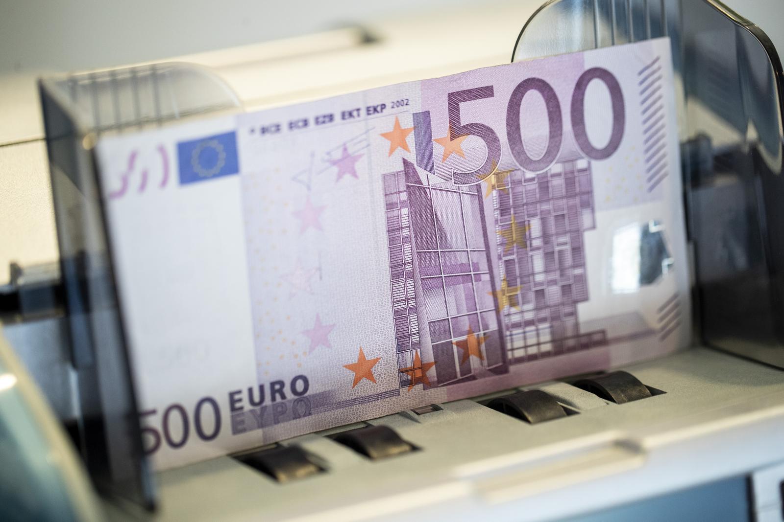 21.01.2022., Zagreb - Od 1. sijecnja 2023. godine, prema planu Vlade, platezno sredstvo u Hrvatskoj postat ce euro, a Hrvatska ce postati 20. clanica eurozone. Kuna ce time, nakon 28 godina koristenja, otici u povijest, dok ce hrvatski gradjani i sluzbeno postati korisnici eura. Ilustracija prelaska kune na euro. Photo: Igor Kralj/PIXSELL