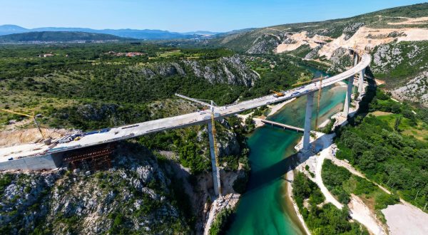 18.06.2023.,Capljina -  Jedan od najvisih mostova u regiji, most Pocitelj uskoro ce biti  spojen s lijevom obalom Neretve. Most Pocitelj visok je nesto vise od stotinu metara, dok njegova duzina iznosi 918 metara. Most ce imati dva vozna traka u svakom smjeru, te je projektiran za brzinu do 130 kilometara na sat. Specificnost ovog mosta je da se citava sirina raspona nalazi na jednostrukom nizu stupova, tj, kolnici nisu fizicki odvojeni. Most Pocitelj najveci je objekt na koridoru Vc. 


 Photo: Denis Kapetanovic/PIXSELL