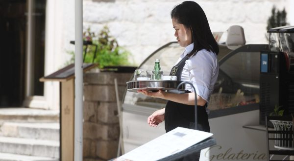 22.06.2023., Sibenik - U ugostiteljskim objektima sirom Hrvatske sve je vise stranih radnika. Photo: Hrvoje Jelavic/PIXSELL