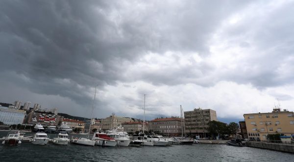 22.07.2023., Rijeka - Crni olujni oblaci nad gradom. Photo: Goran Kovacic/PIXSELL