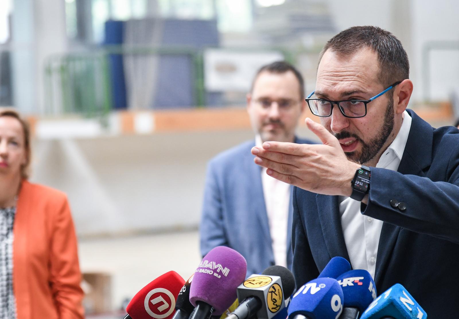 22.08.2023.., Zagreb - Gradonacelnik Tomislav Tomaševic sa zamjenicima obisao je energetski obnovljenu skolsku sportsku dvoranu Pescenica Photo: Josip Regovic/PIXSELL