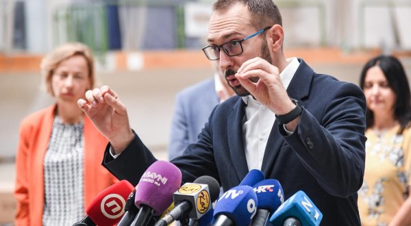 22.08.2023.., Zagreb - Gradonacelnik Tomislav Tomaševic sa zamjenicima obisao je energetski obnovljenu skolsku sportsku dvoranu Pescenica Photo: Josip Regovic/PIXSELL