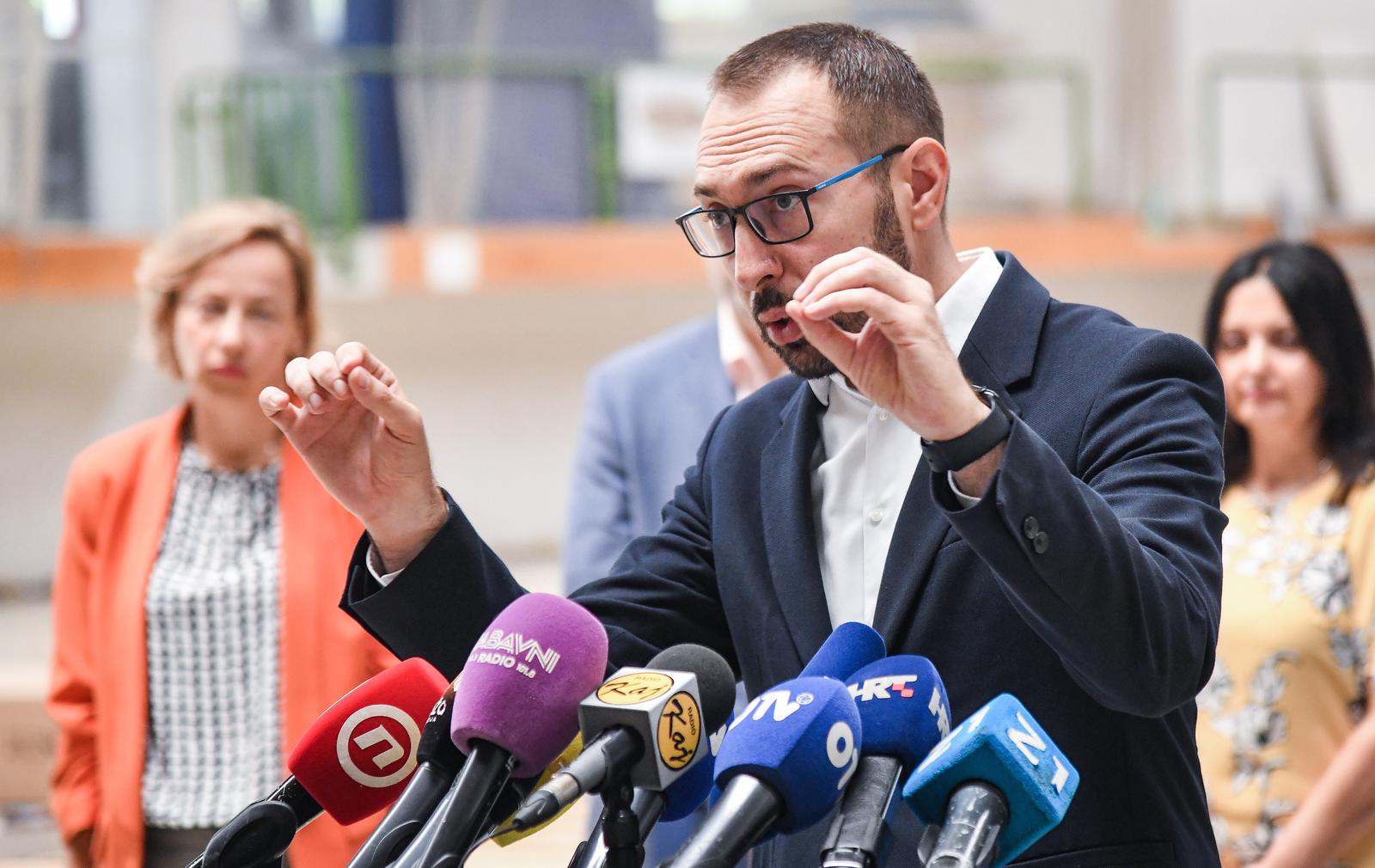 22.08.2023.., Zagreb - Gradonacelnik Tomislav Tomaševic sa zamjenicima obisao je energetski obnovljenu skolsku sportsku dvoranu Pescenica Photo: Josip Regovic/PIXSELL