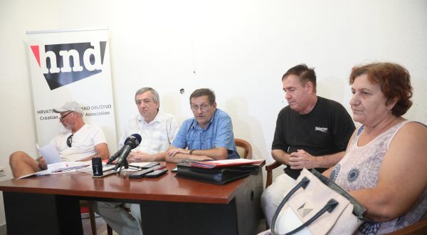 22.08.2023.,Sibenik-Novi sindikat odrzao je konferenciju za medije na kojoj su teme bile prosvjedni skup bivsih radnica sibenske konfekcijske kuce „Revija", koji bi se trebao odrzati u rujnu 2023. na Markovu trgu u Zagrebu, nezakonito postupanje Zupanijskog suda u Rijeci u radnom sporu grupe radnika gradske tvrtke „Lec d.o.o." Vodice te stanje u Brodogradilistu „Iskra" u Sibeniku.Konferenciji su nazocili novi predsjednik sindikata Mario Ivekovic,Verdan Uranija i Tomislav Kis,a od ostecenik strana,iz Revije Jadranka Kosaric bacelic  a iz Leca Ivica Latin.  Photo: Dusko Jaramaz/PIXSELL