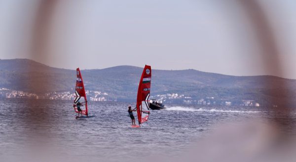 22.09.2021., Split - Hrvatski windsurferi Palma Cargo,Maroje Skoro, Luka Mararovic i Ian Anic  trenirali u splitskoj luci zajedno s kolegama iz Madjarske i Meksika. Hydrofoiling je jedna od inacica surfinga gdje sportasi "lebde" iznad vode uz pomoc prilagodjene kobilice.rPhoto: Ivo Cagalj/PIXSELL