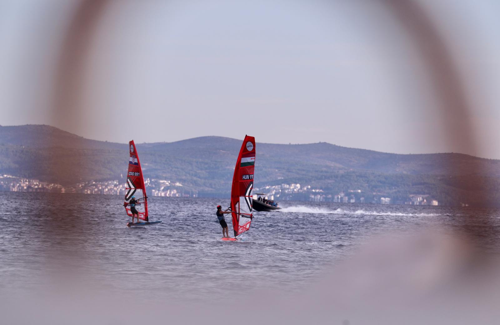 22.09.2021., Split - Hrvatski windsurferi Palma Cargo,Maroje Skoro, Luka Mararovic i Ian Anic  trenirali u splitskoj luci zajedno s kolegama iz Madjarske i Meksika. Hydrofoiling je jedna od inacica surfinga gdje sportasi "lebde" iznad vode uz pomoc prilagodjene kobilice.rPhoto: Ivo Cagalj/PIXSELL