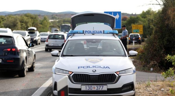 23.08.2022.,Sibenik-Na Jadranskoj magistrali kod skretanja za Bogdanovice dogodila se prometna nesrecau kojoj su sudjelovali osobni automobil i motocikl.Vozac motocikla je prebacen u sibensku bolnicu.Ocrvid je u tijeku a promet se odvija jednom trakom uz regulaciju prometne policijhe.
 Photo: Dusko Jaramaz/PIXSELL