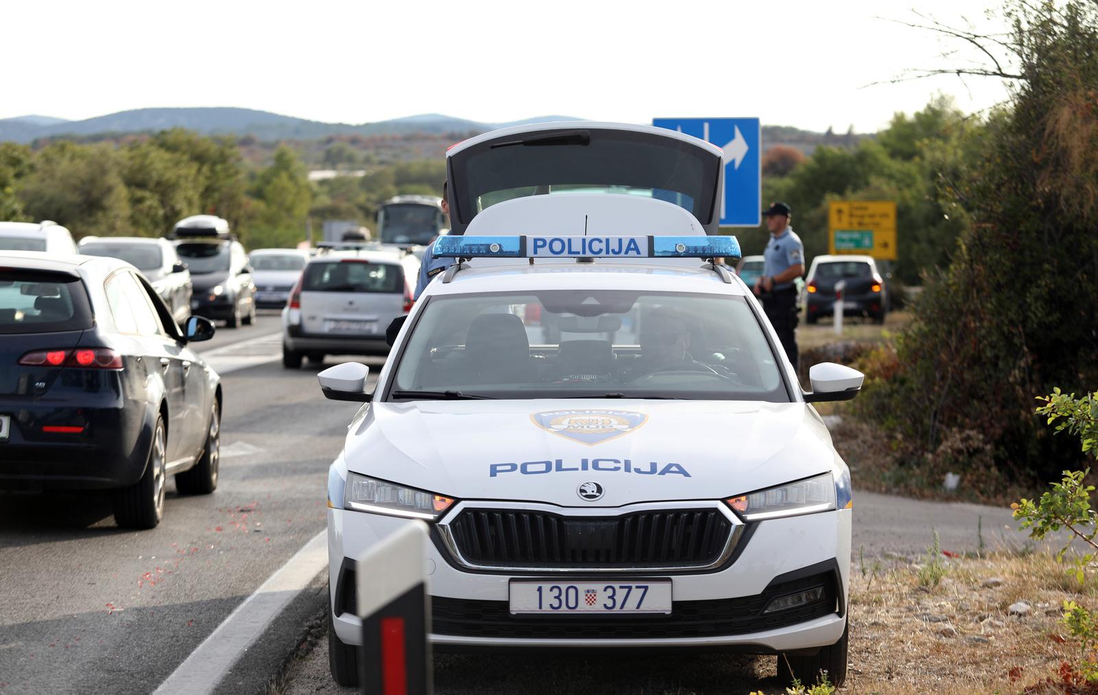 23.08.2022.,Sibenik-Na Jadranskoj magistrali kod skretanja za Bogdanovice dogodila se prometna nesrecau kojoj su sudjelovali osobni automobil i motocikl.Vozac motocikla je prebacen u sibensku bolnicu.Ocrvid je u tijeku a promet se odvija jednom trakom uz regulaciju prometne policijhe.
 Photo: Dusko Jaramaz/PIXSELL
